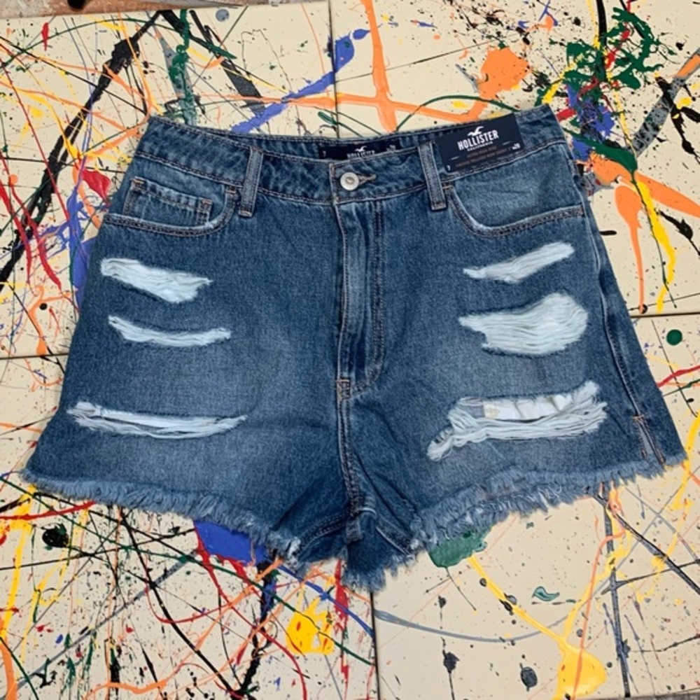 Hollister California NWT Ultra high rise vintage relaxed mom shorts 3”.